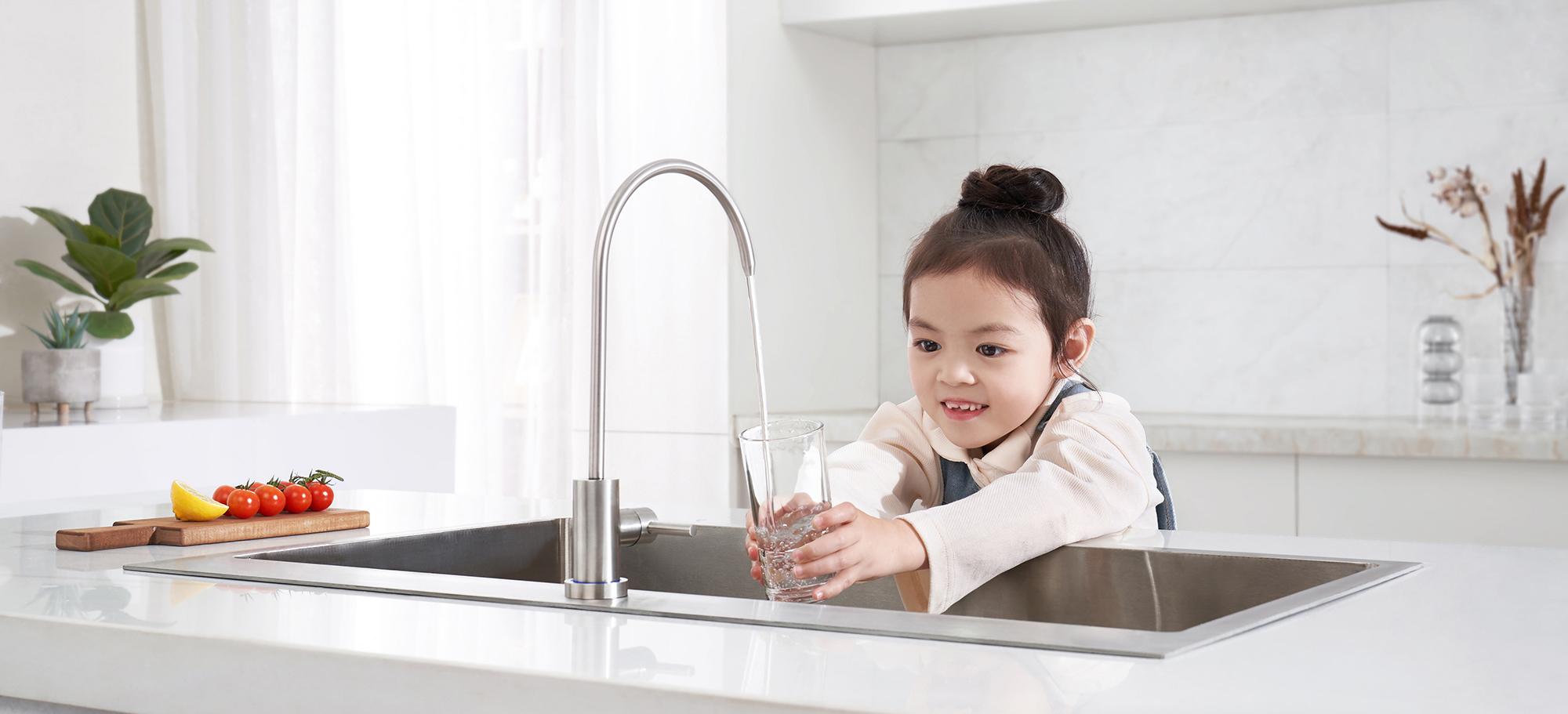 BRITA hydration needs woman doing yoga in park